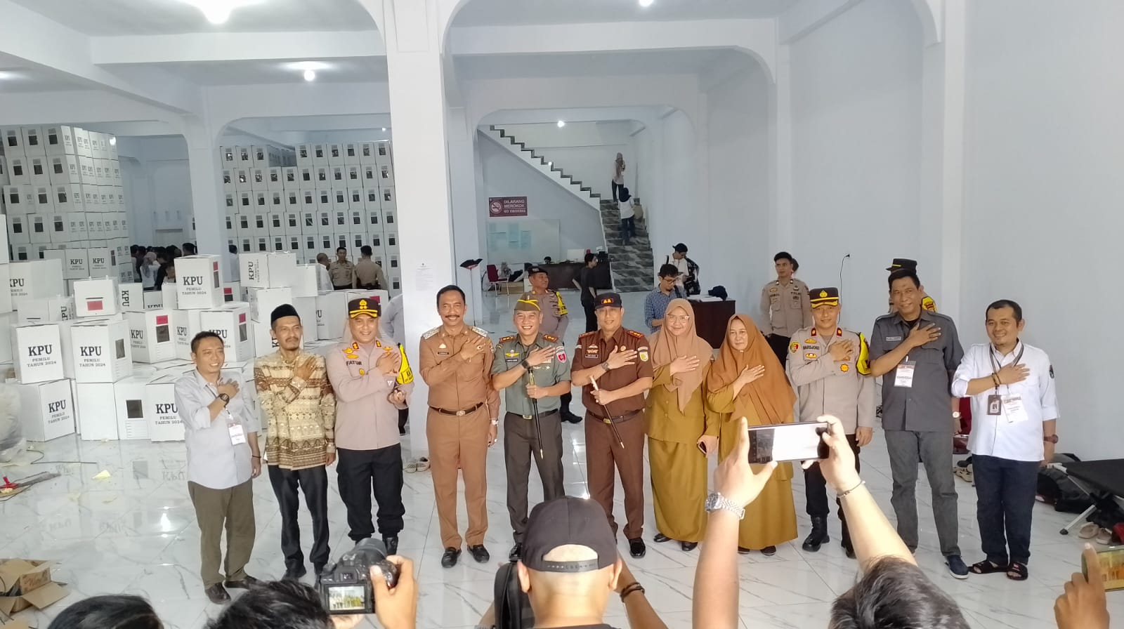 <em>Hari pertama pelipatan surat suara, Bawaslu Wajo Awasi Ketat</em>