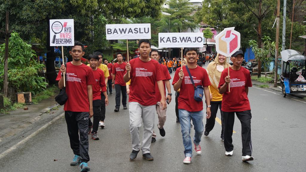 Bawaslu Wajo Sosialisasikan UU No 7 Tahun 2017 Tentang Pemilu Dengan Cara Unik