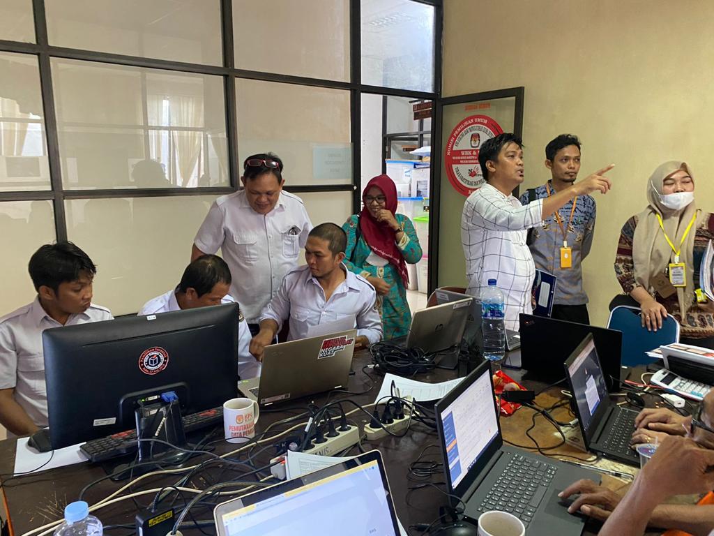 Tim Fasilitasi Pengawasan Bawaslu Wajo Lakukan Pengawasan Hari Ke-3 Vermin