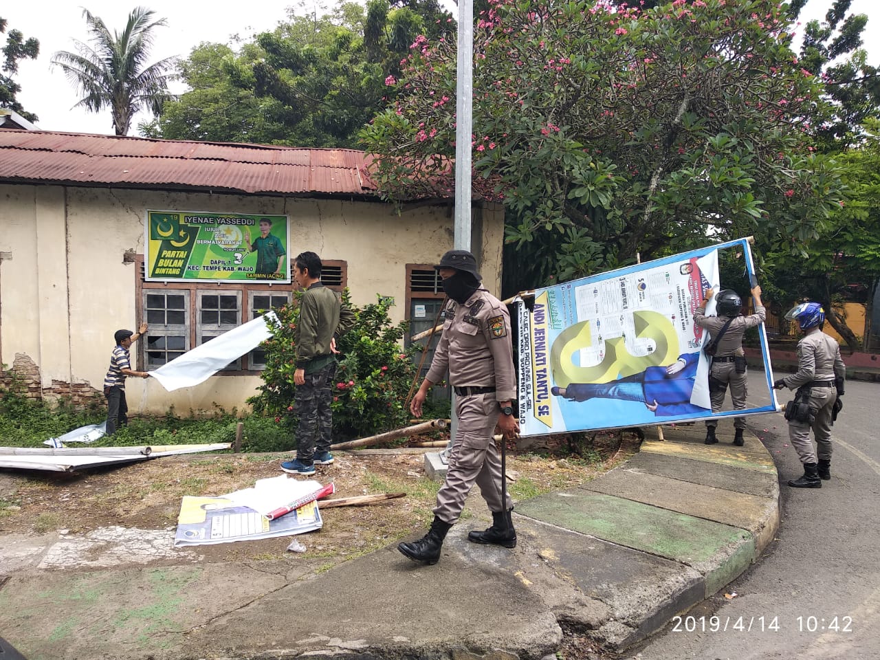 \n"Hari ini, kami dan Sat Pol PP&nbsp