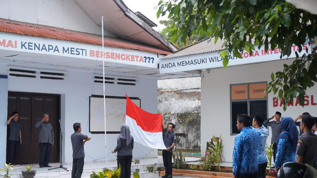 Upacara Peringatan Hari Kemerdekaan RI Ke-77 di Bawaslu Wajo Berlangsung Khidmat