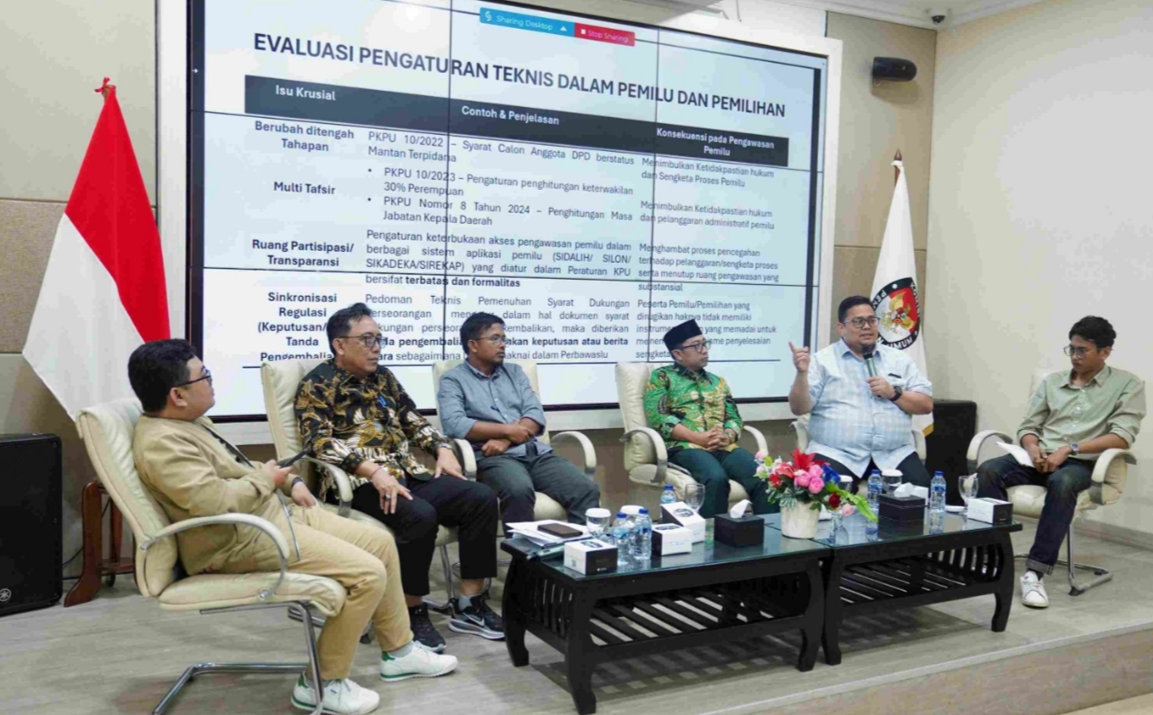 Ketua Bawaslu Rahmat Bagja (kedua dari kanan) dalam Diskusi Publik Menakar Kemandirian KPU Menyusun Regulasi Teknis di KPU RI, Rabu (2/10/2025).