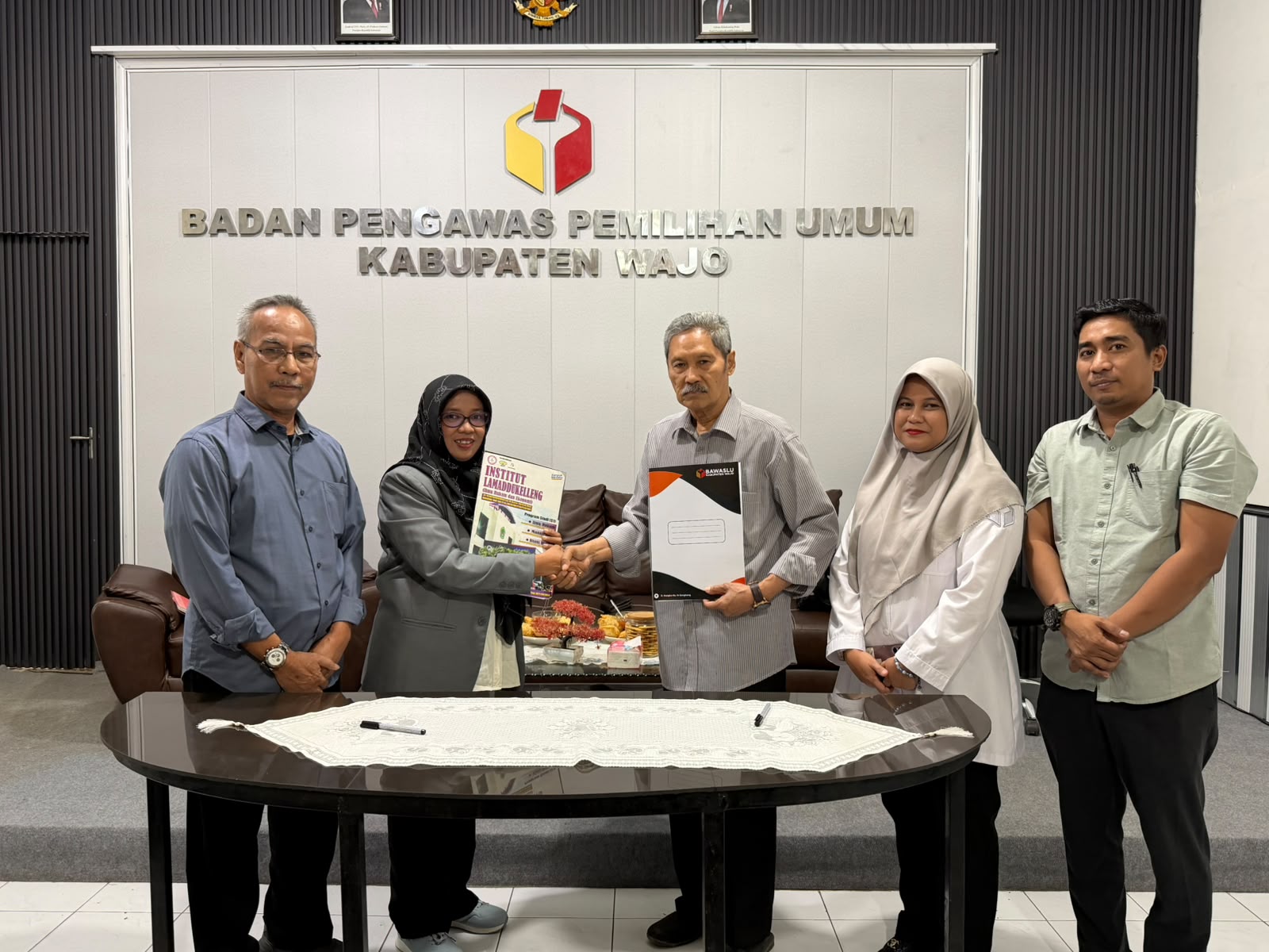 Bangun Sinergi Edukasi Demokrasi, Bawaslu Wajo dan Institut Lamaddukelleng Penandatanganan MoU