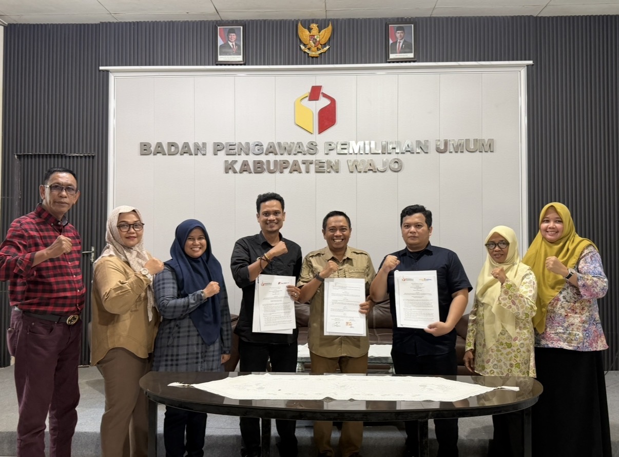 Perkuat Kehumasan dan Pengawasan Partisipatif, Bawaslu Wajo Teken MoU Bersama  Media Lokal