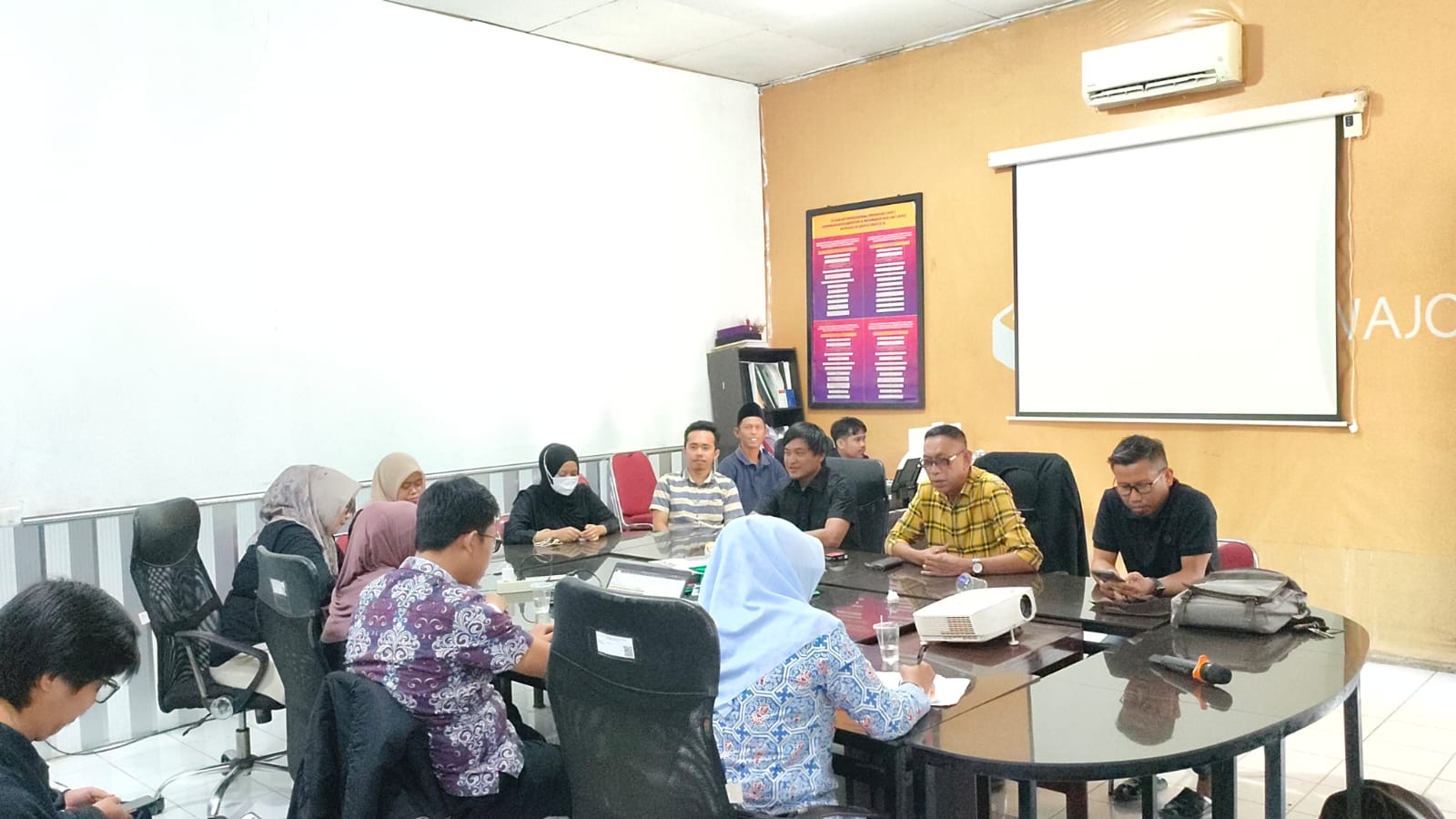Rapat Fasilitasi, Koordinasi, dan Pelaporan Hasil Pencegahan Pengawasan Pemilu di Kantor Bawaslu Kabupaten Wajo, Kamis (17/9/2026).