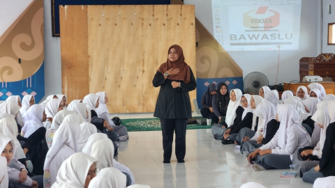 Perkuat Fondasi Demokrasi, Bawaslu Wajo Edukasi Pemilih Pemula di MA Putri Asadiyah Sengkang