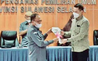 HL Arumahi Serahkan Kendaraan Operasional Ke Bawaslu Kabupaten / Kota Se-Sulawesi Selatan