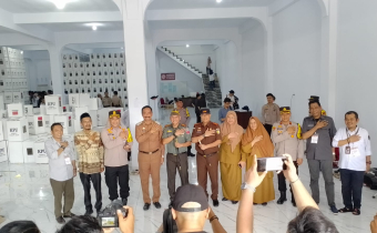 <em>Hari pertama pelipatan surat suara, Bawaslu Wajo Awasi Ketat</em>