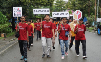 Bawaslu Wajo Sosialisasikan UU No 7 Tahun 2017 Tentang Pemilu Dengan Cara Unik