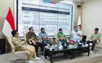 Ketua Bawaslu Rahmat Bagja (kedua dari kanan) dalam Diskusi Publik Menakar Kemandirian KPU Menyusun Regulasi Teknis di KPU RI, Rabu (2/10/2025).