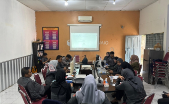 Suasana Rapat Pengelolaan Kehumasan di Kantor Bawaslu Wajo