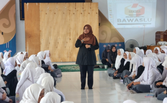 Perkuat Fondasi Demokrasi, Bawaslu Wajo Edukasi Pemilih Pemula di MA Putri Asadiyah Sengkang